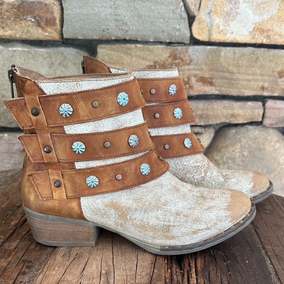 Circle G by Corral Ladies Harness Ankle Cognac Bootie Shoes, model Q5058 - Picture 3 of 11